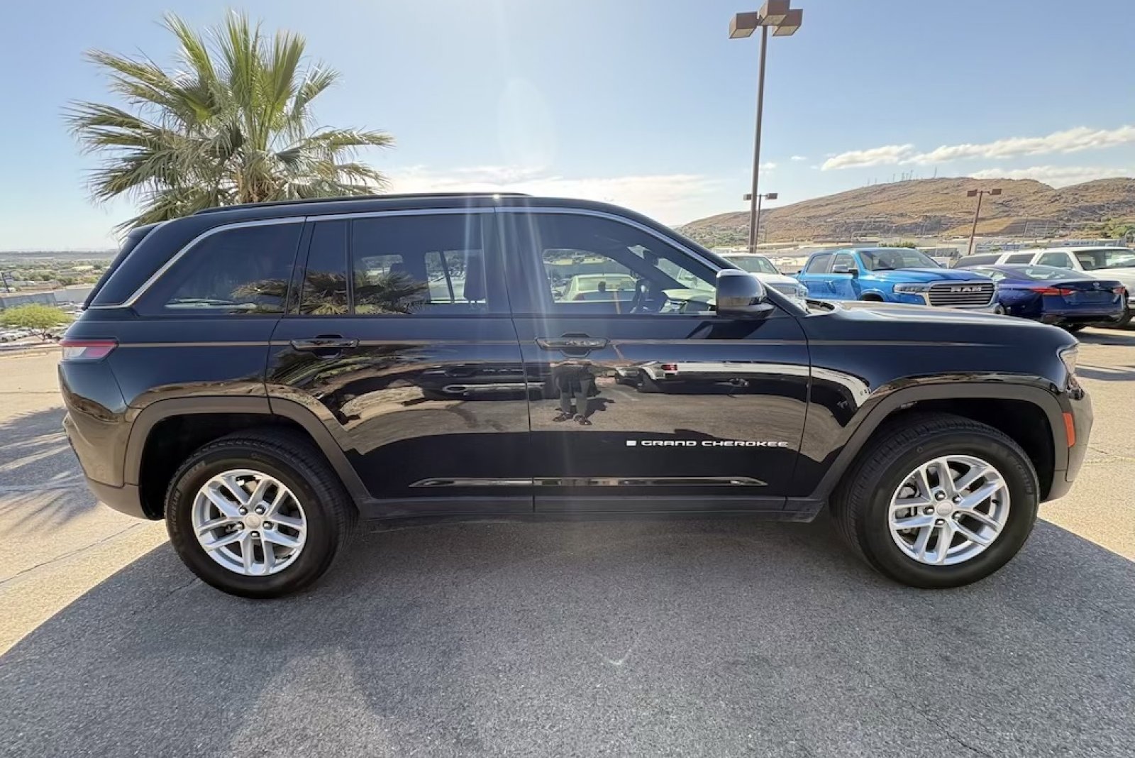 Used 2025 Jeep Grand Cherokee Laredo X w/ Luxury Tech Group I AWD/4WD image 6