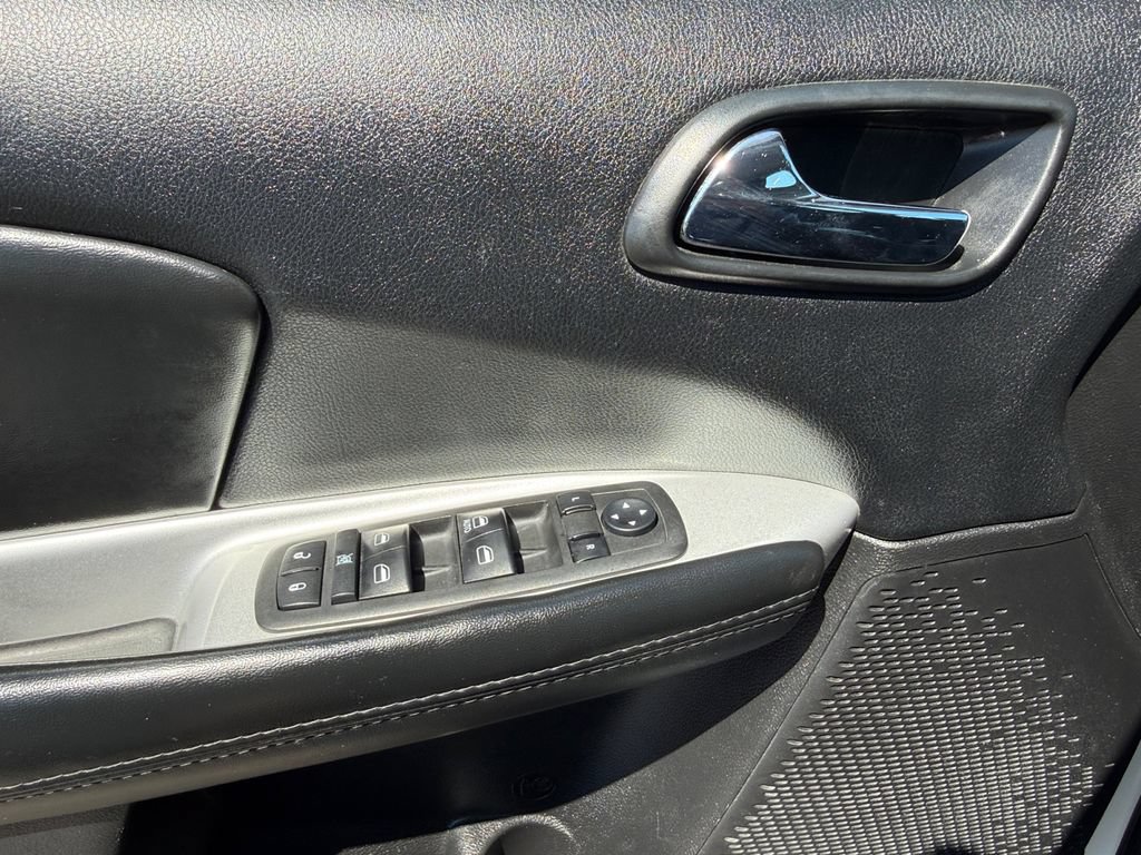 Used 2018 Dodge Journey SE w/ Blacktop Package FWD image 11