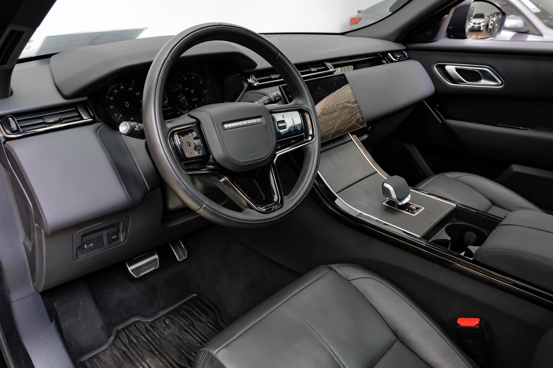 Used 2025 Land Rover Range Rover Velar Dynamic SE AWD/4WD image 3