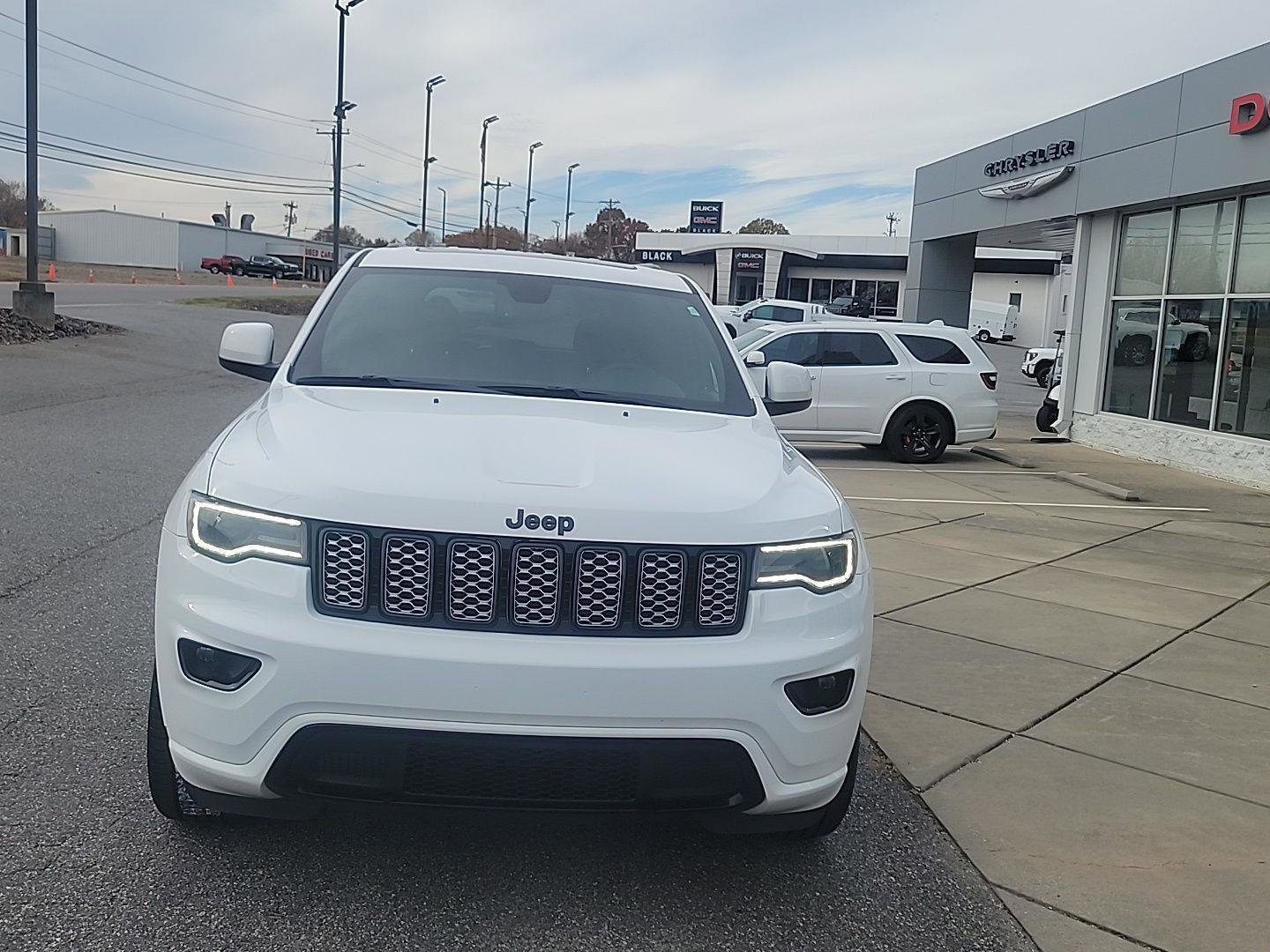 Used 2022 Jeep Grand Cherokee Laredo X image 3