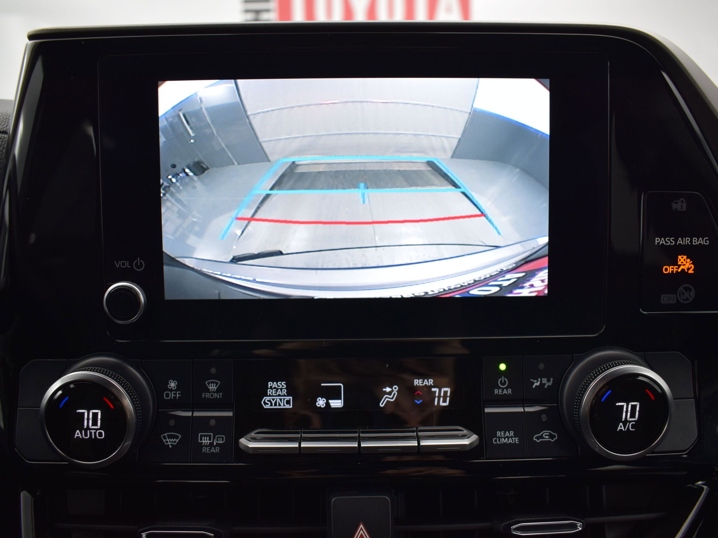 Used 2024 Toyota Highlander LE image 18