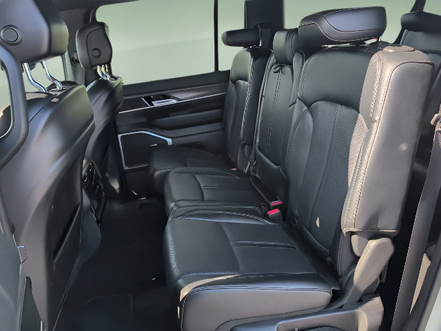 Used 2024 Jeep Wagoneer L Series II w/ Flexible Seating Group AWD/4WD image 11