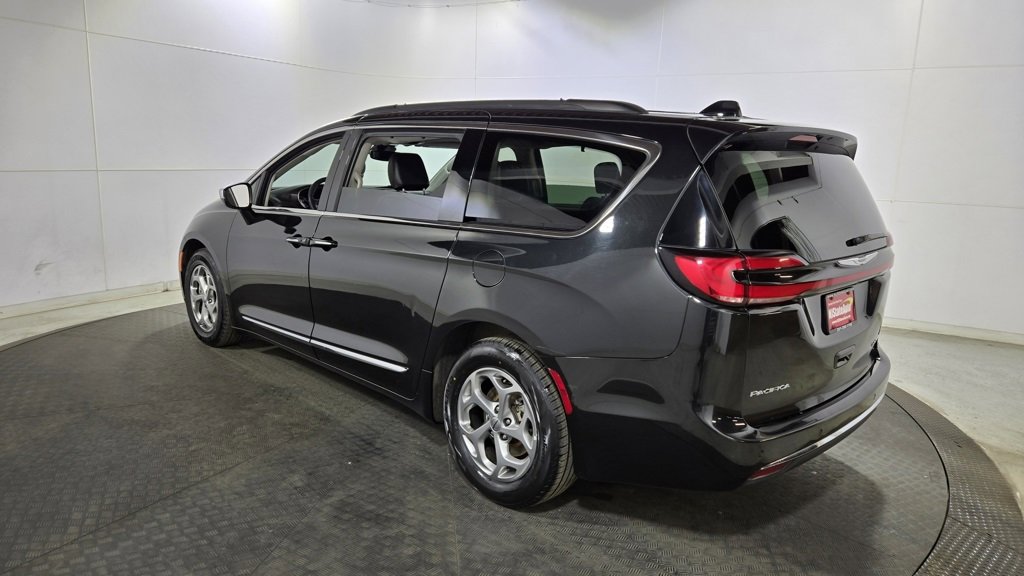 Used 2023 Chrysler Pacifica Limited image 5