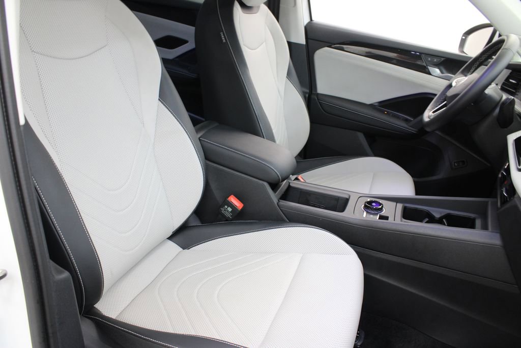 Certified 2025 Volkswagen Tiguan SE image 23