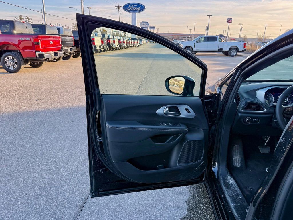 Used 2025 Chrysler Pacifica Limited image 13