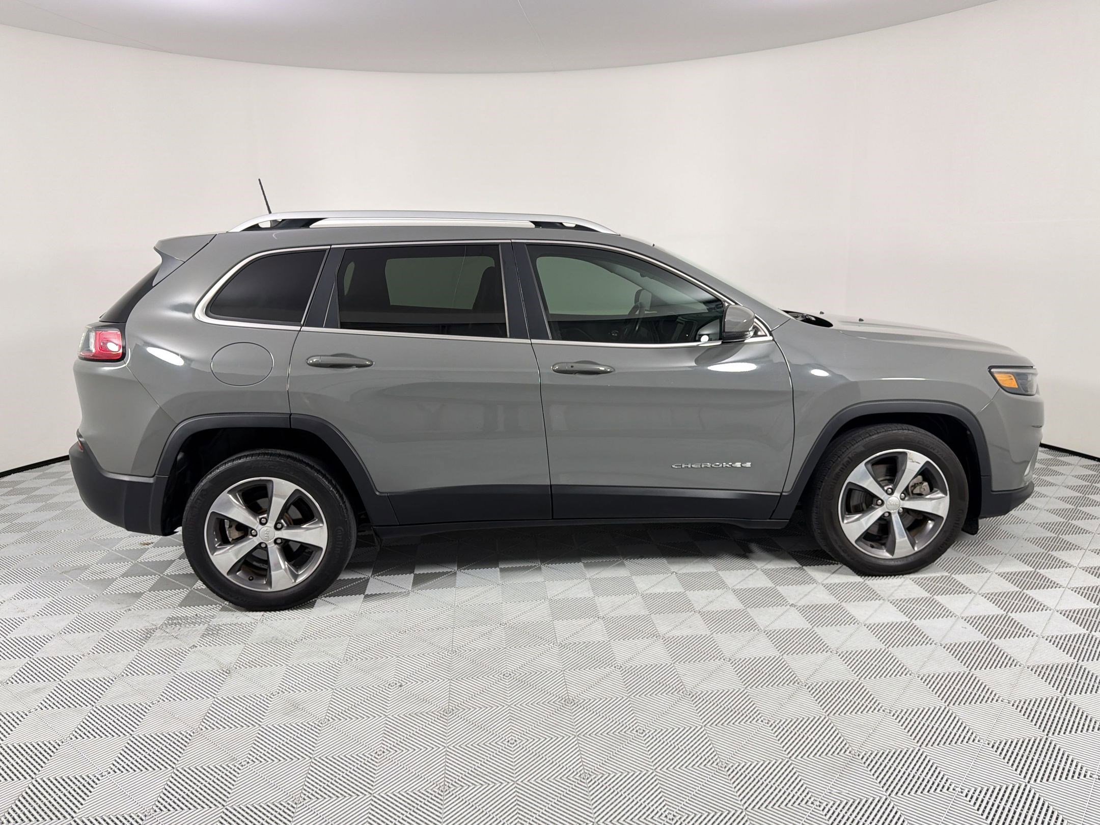 Used 2020 Jeep Cherokee Limited image 8