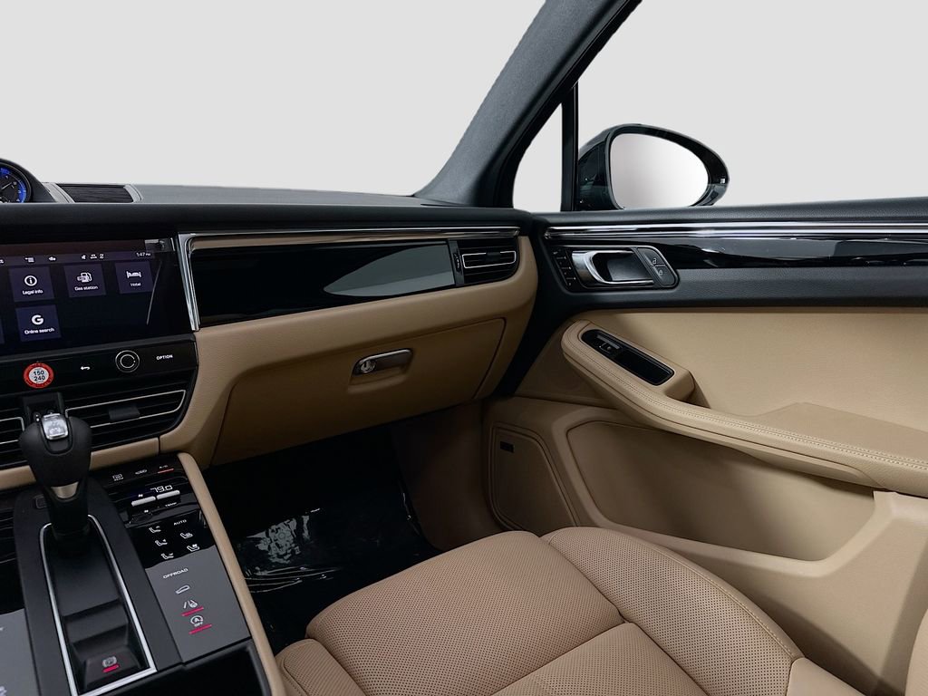 Used 2025 Porsche Macan image 26