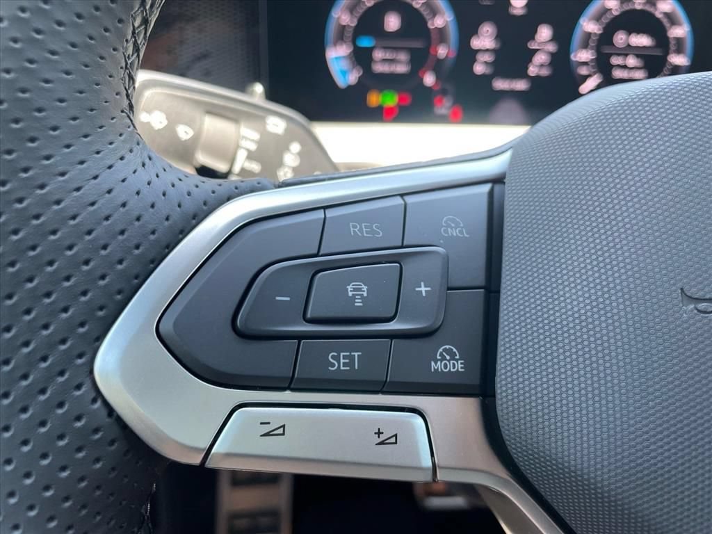 New 2026 Volkswagen Tiguan SE R-Line FWD image 16