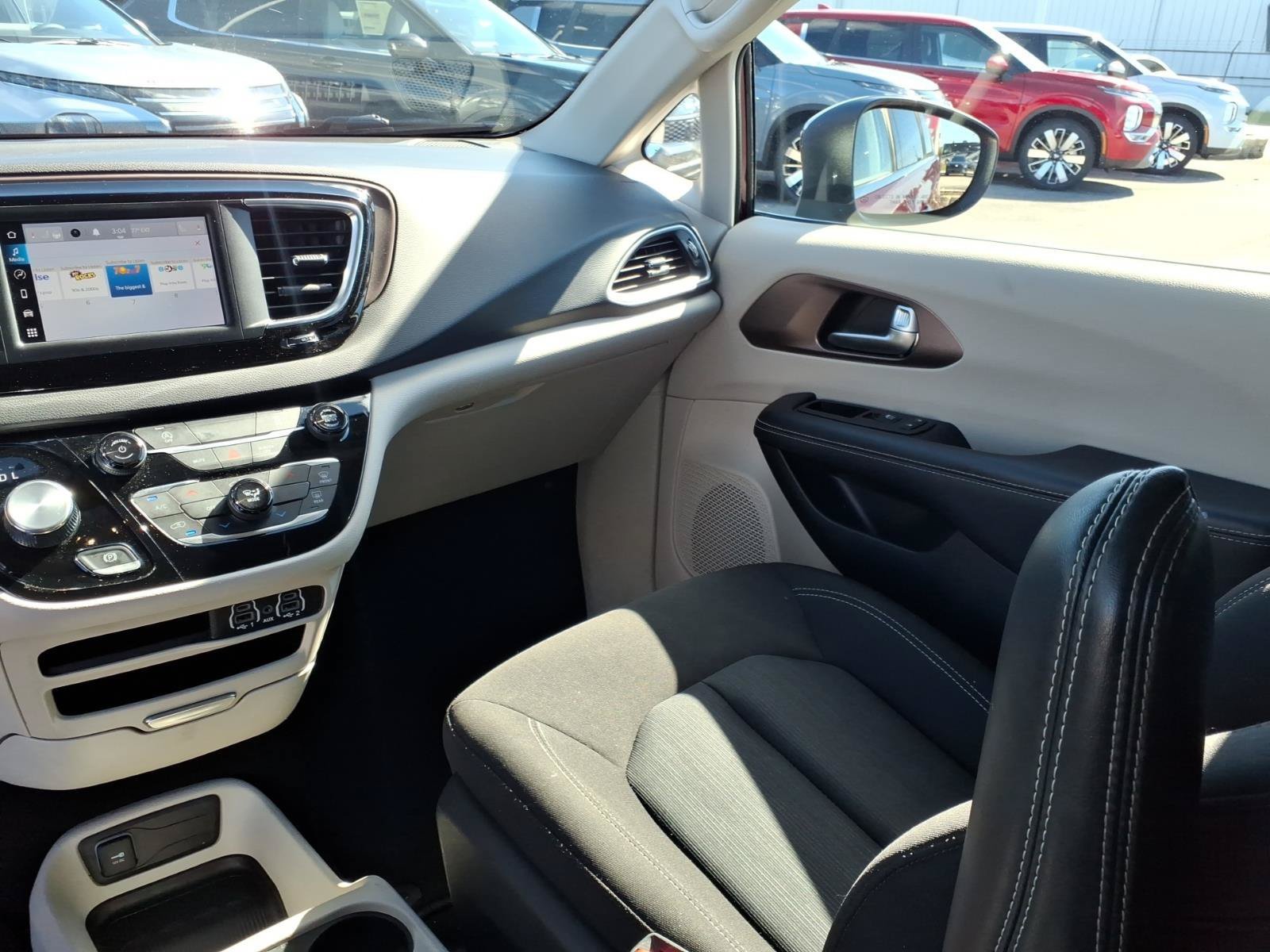 Used 2023 Chrysler Voyager LX FWD image 12