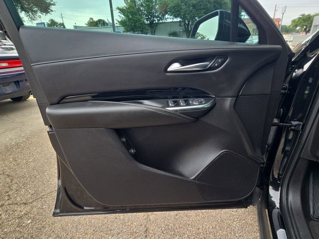 Used 2024 Cadillac XT4 Luxury w/ Cold Weather Package FWD image 26