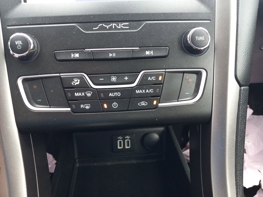 Used 2020 Ford Fusion SE image 33