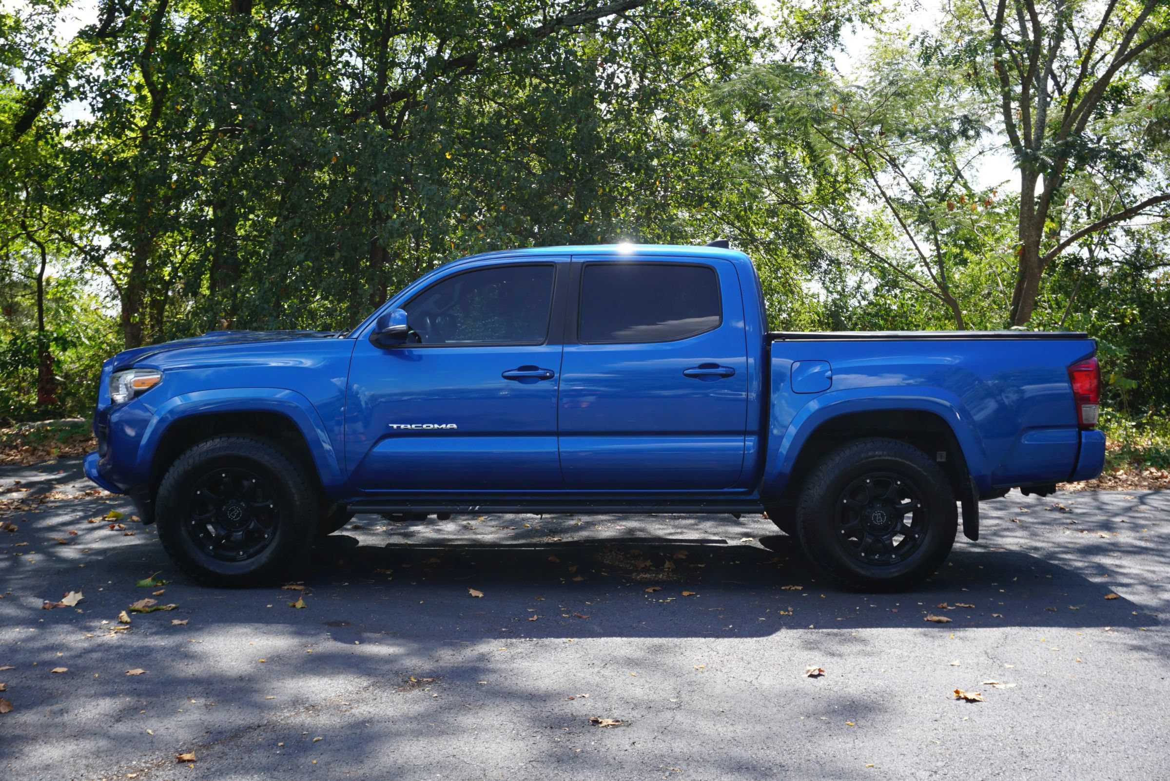 Used 2017 Toyota Tacoma TRD Sport w/ Tow Package (A/T) AWD/4WD image 8