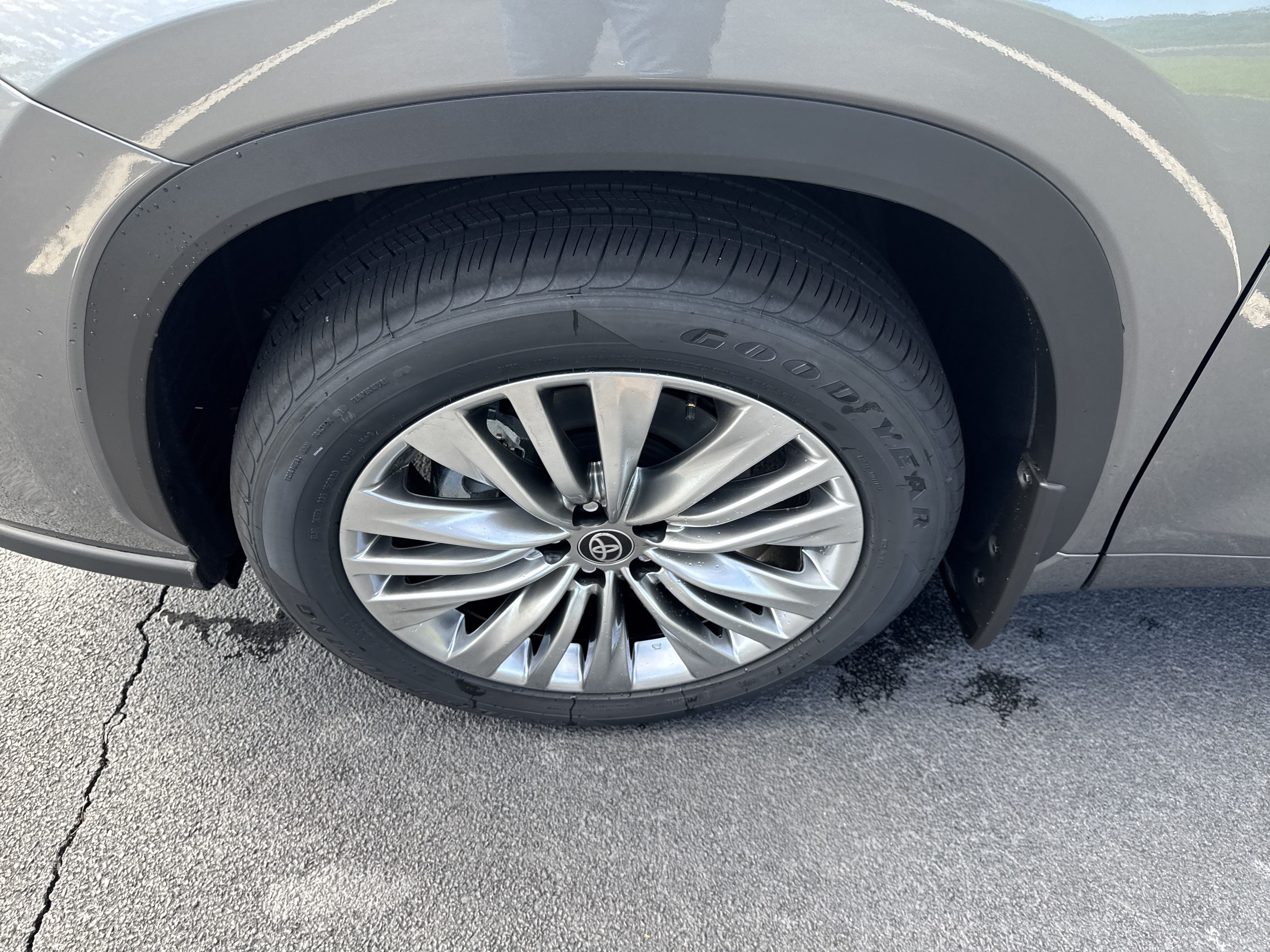 New 2025 Toyota Highlander Platinum AWD/4WD image 9