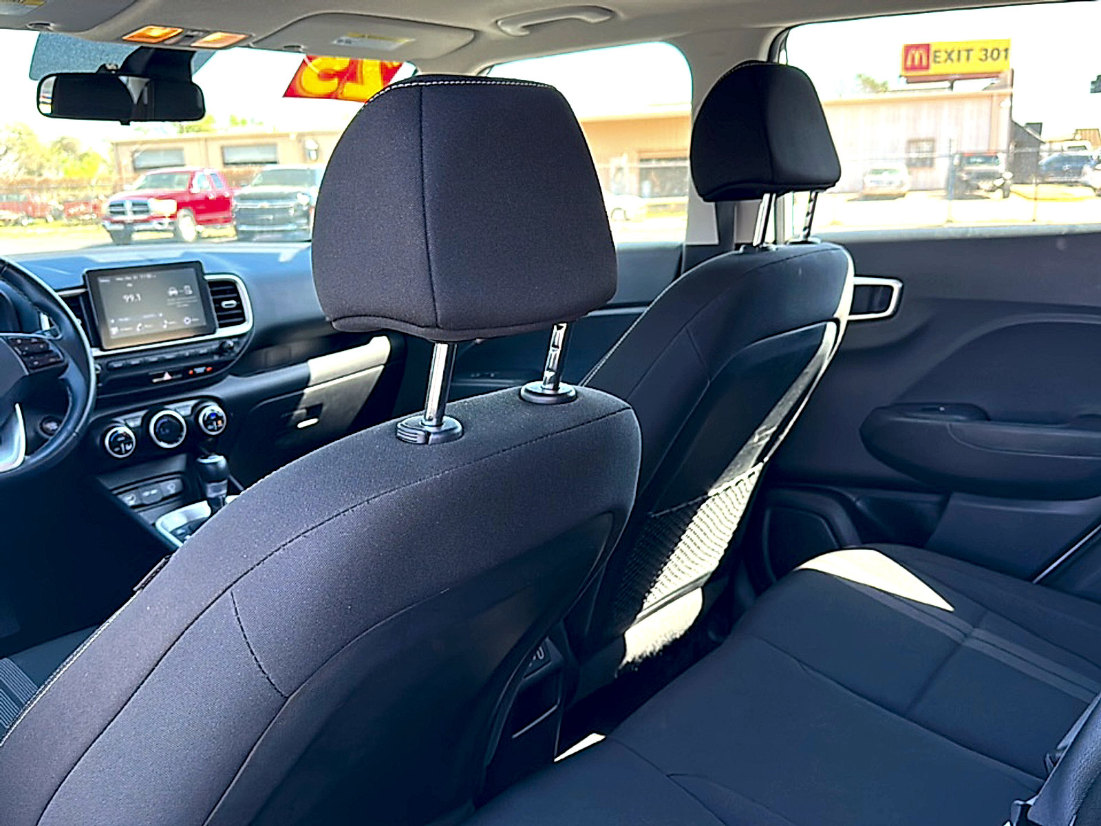 Used 2025 Hyundai Venue SEL image 18