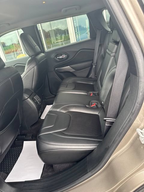 Used 2019 Jeep Cherokee Latitude Plus w/ Cold Weather Group AWD/4WD image 24