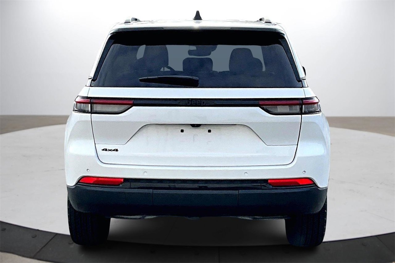 Used 2024 Jeep Grand Cherokee Altitude image 8