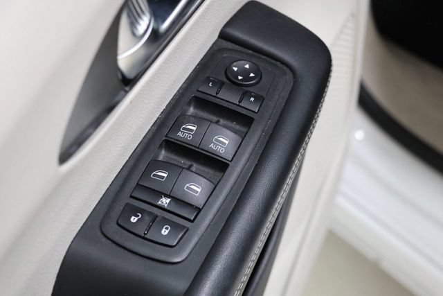 Used 2023 Chrysler Pacifica Touring-L FWD image 19