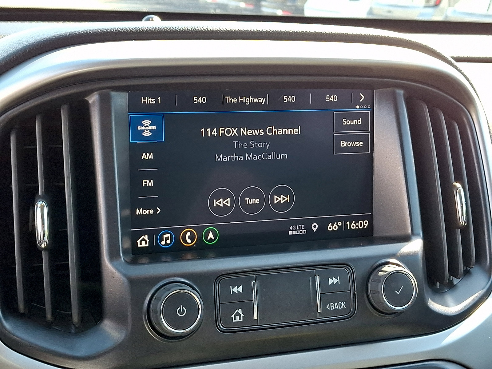 Used 2024 Chevrolet Equinox LT FWD image 16
