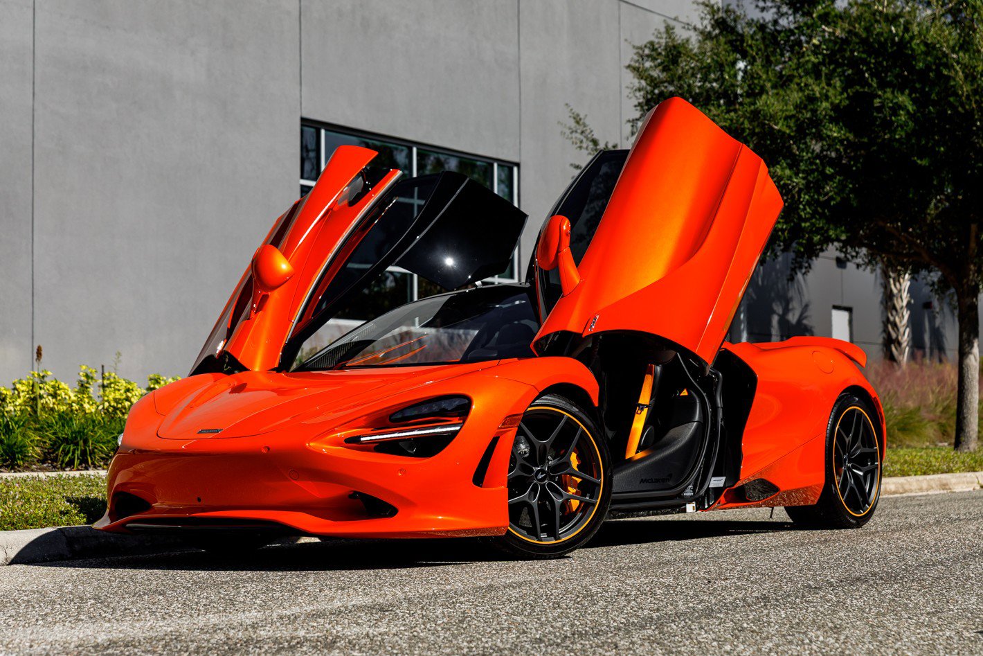 Used 2024 McLaren 750S RWD image 1