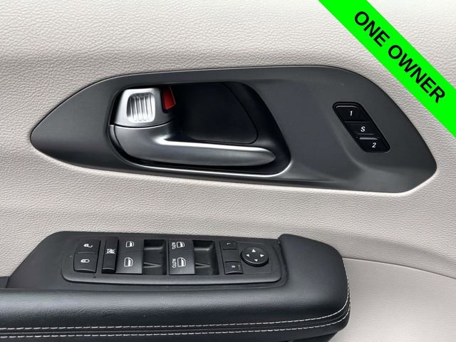 Used 2023 Chrysler Pacifica Touring-L image 10