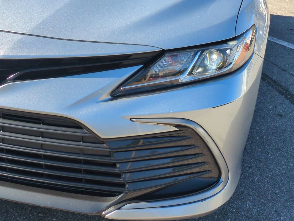 Used 2021 Toyota Camry LE image 10