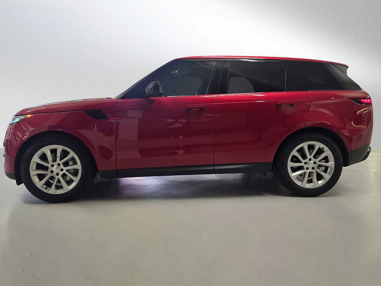 Used 2025 Land Rover Range Rover Sport SE AWD/4WD image 2