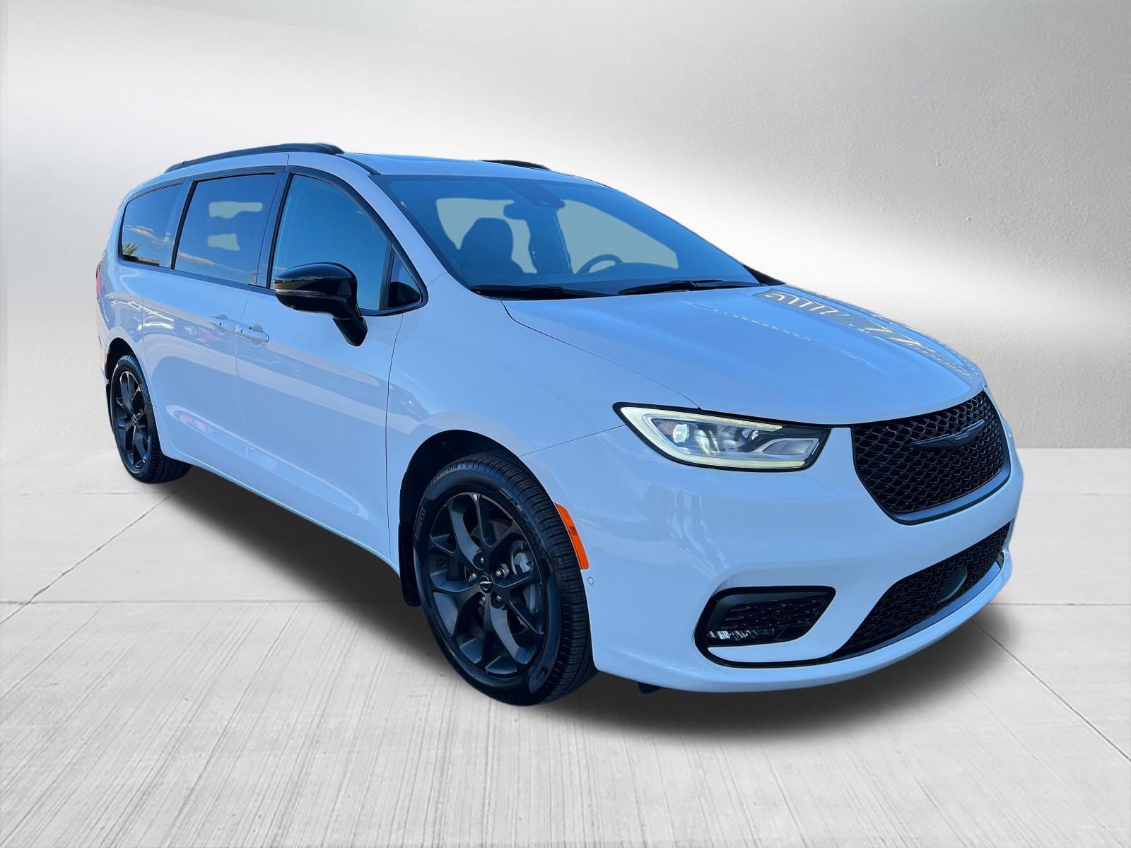 Used 2024 Chrysler Pacifica Limited w/ Uconnect Theater Family Group AWD/4WD image 3