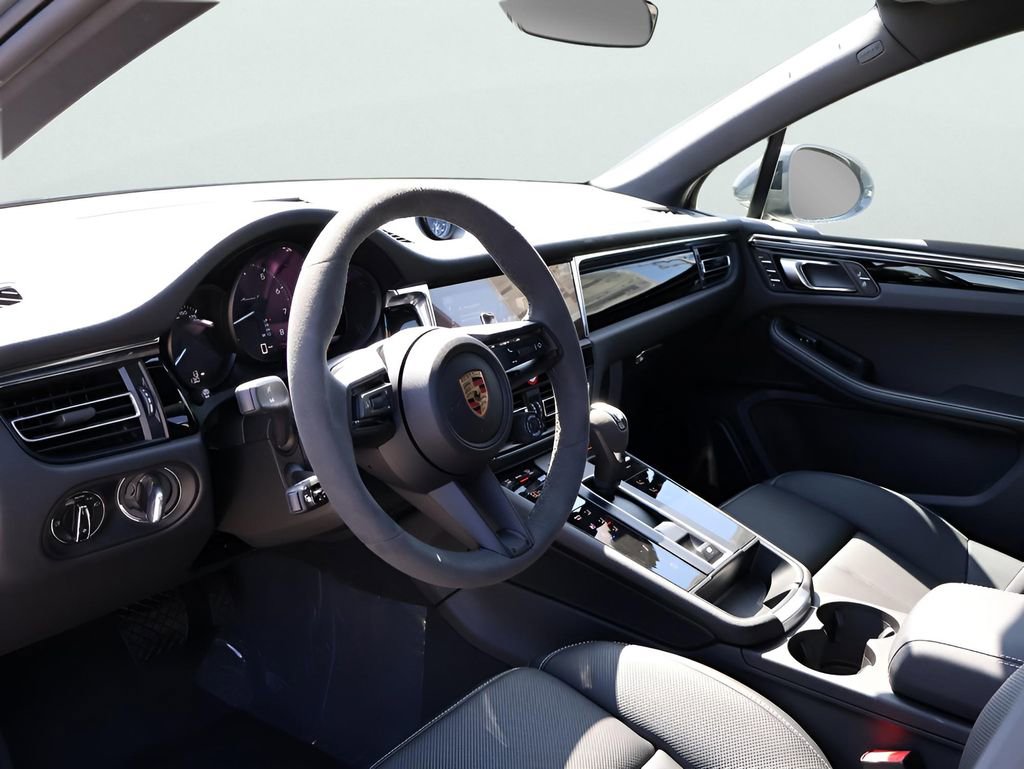Certified 2025 Porsche Macan Turbo image 4