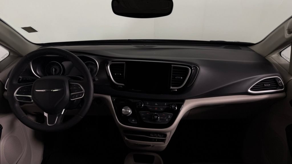 Used 2022 Chrysler Pacifica Touring-L FWD image 33