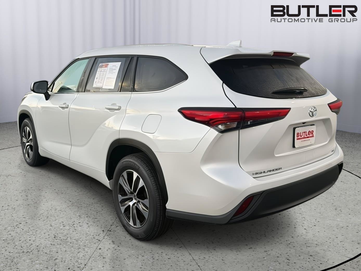 Used 2023 Toyota Highlander XLE FWD image 4