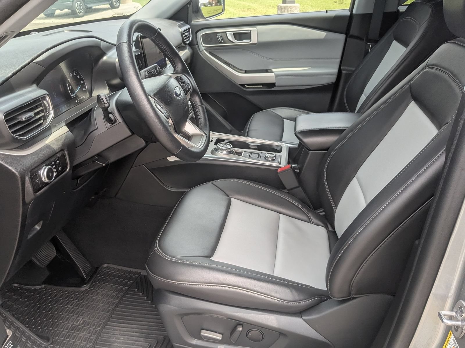 Used 2023 Ford Explorer XLT w/ Equipment Group 202A AWD/4WD image 13