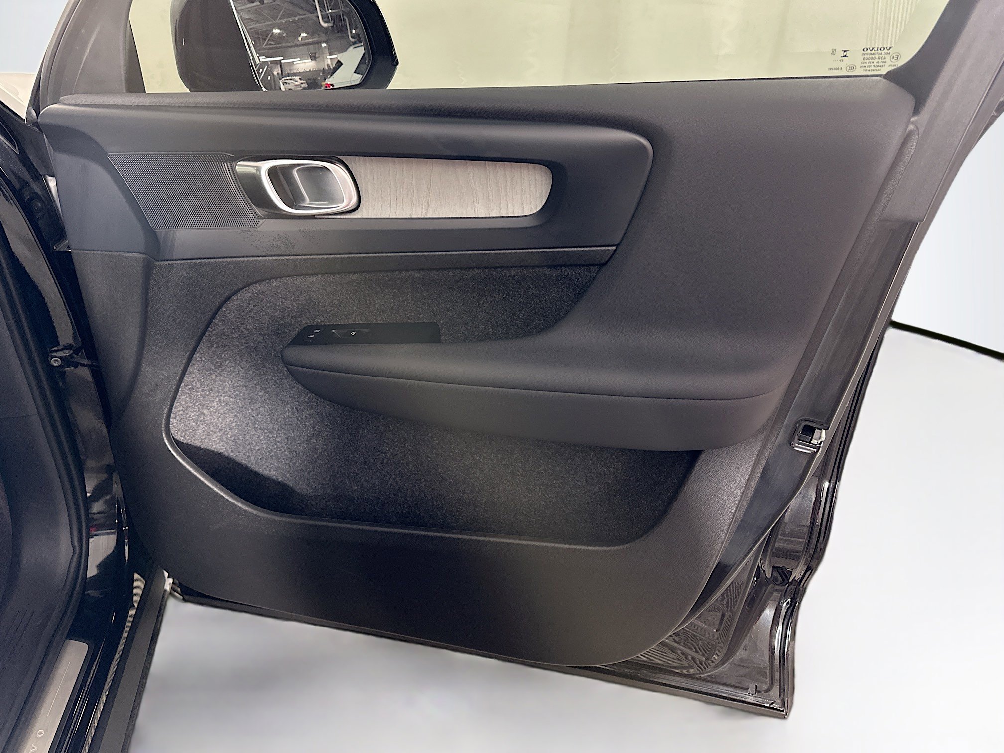 Used 2024 Volvo XC40 B5 Plus image 33