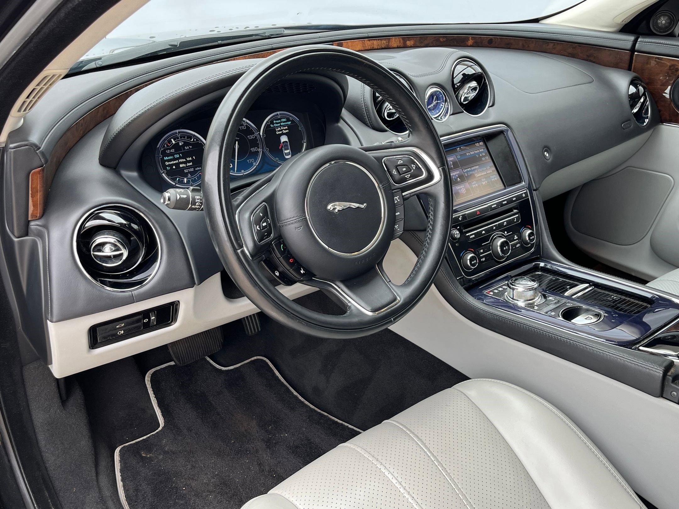 Used 2013 Jaguar XJ image 4