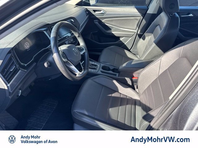 Used 2024 Volkswagen Jetta SE FWD image 3
