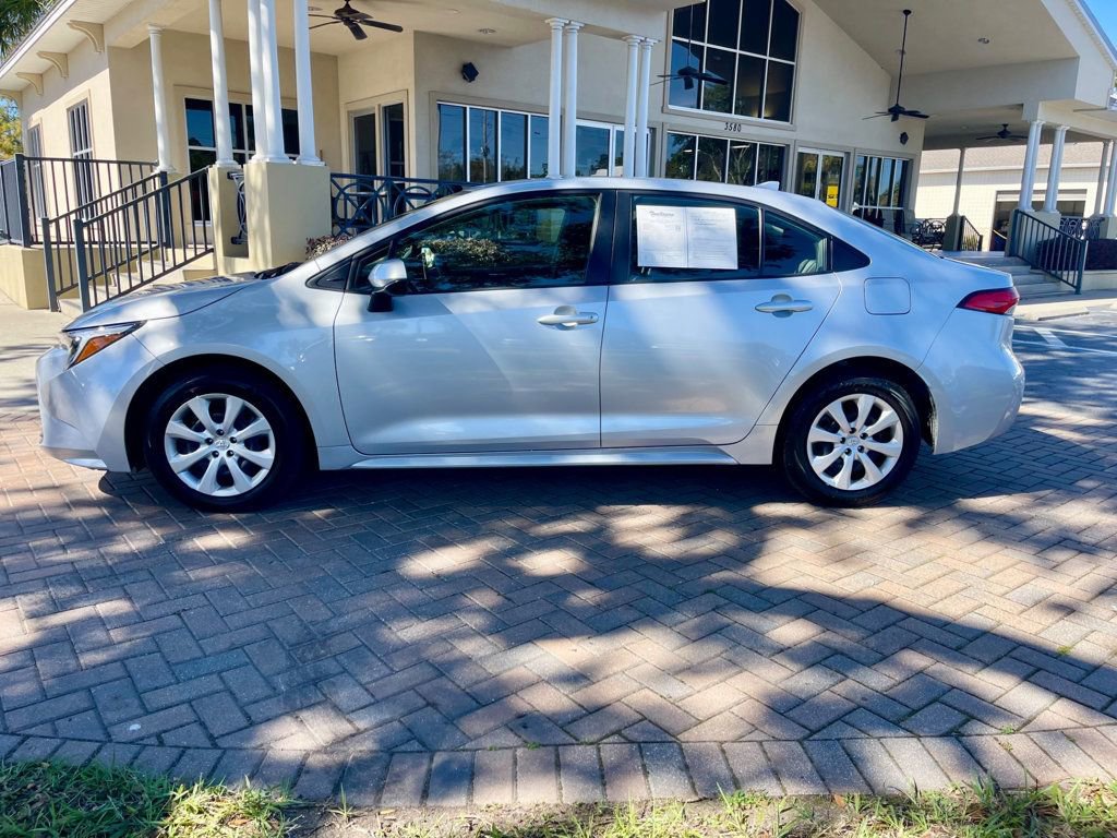 Used 2025 Toyota Corolla LE image 2