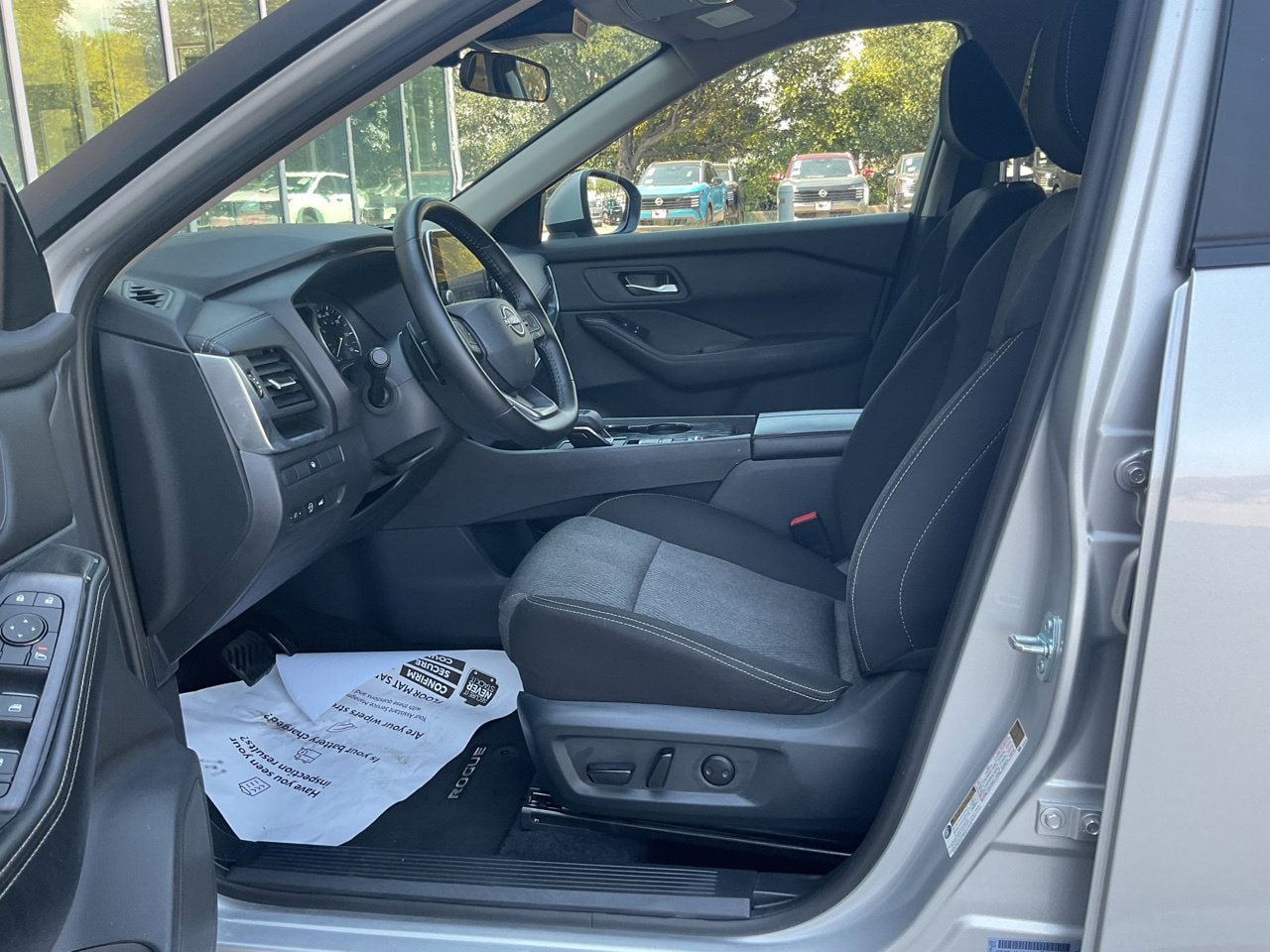 Used 2025 Nissan Rogue SV FWD image 8