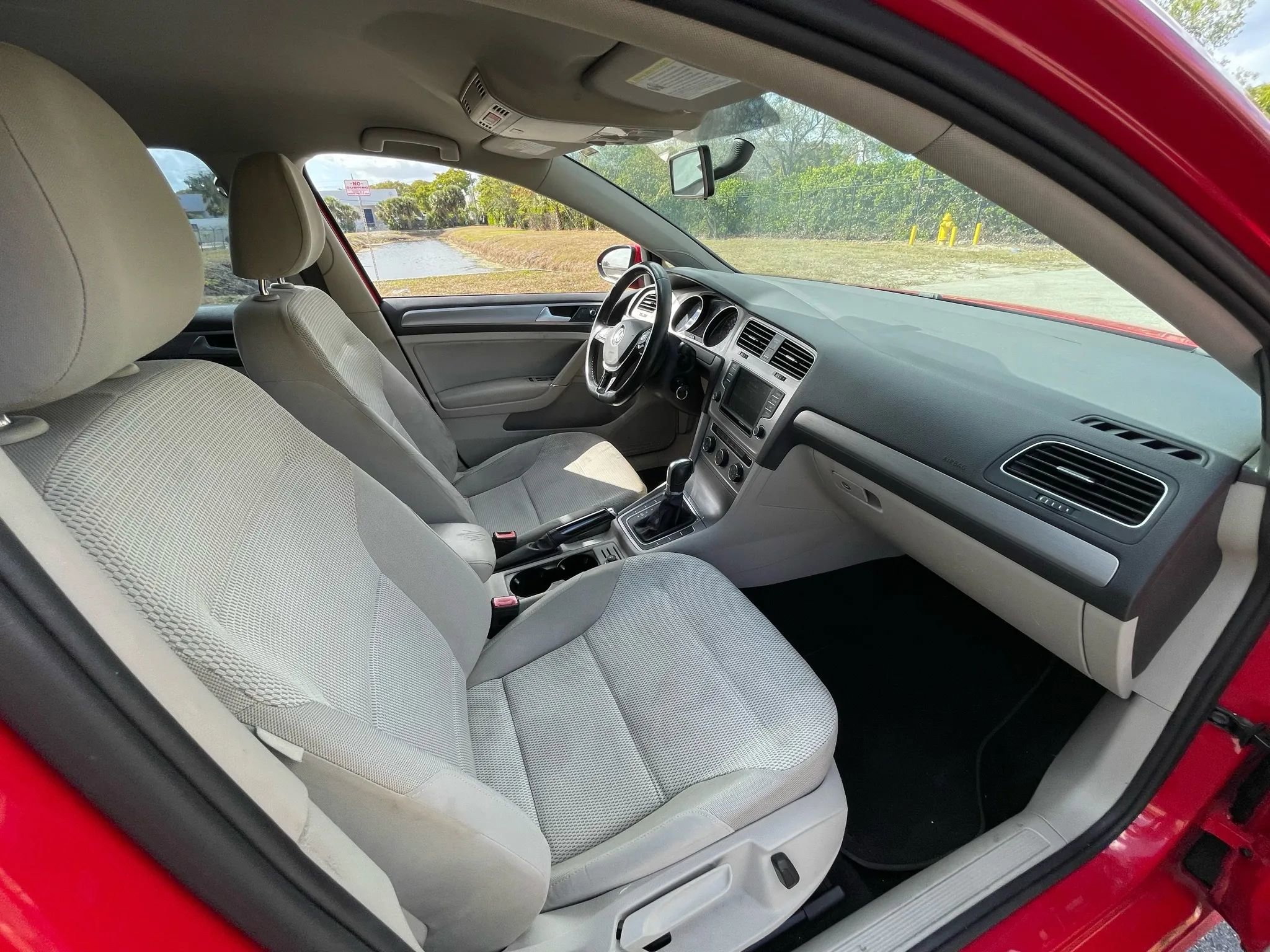 Used 2016 Volkswagen Golf S image 27