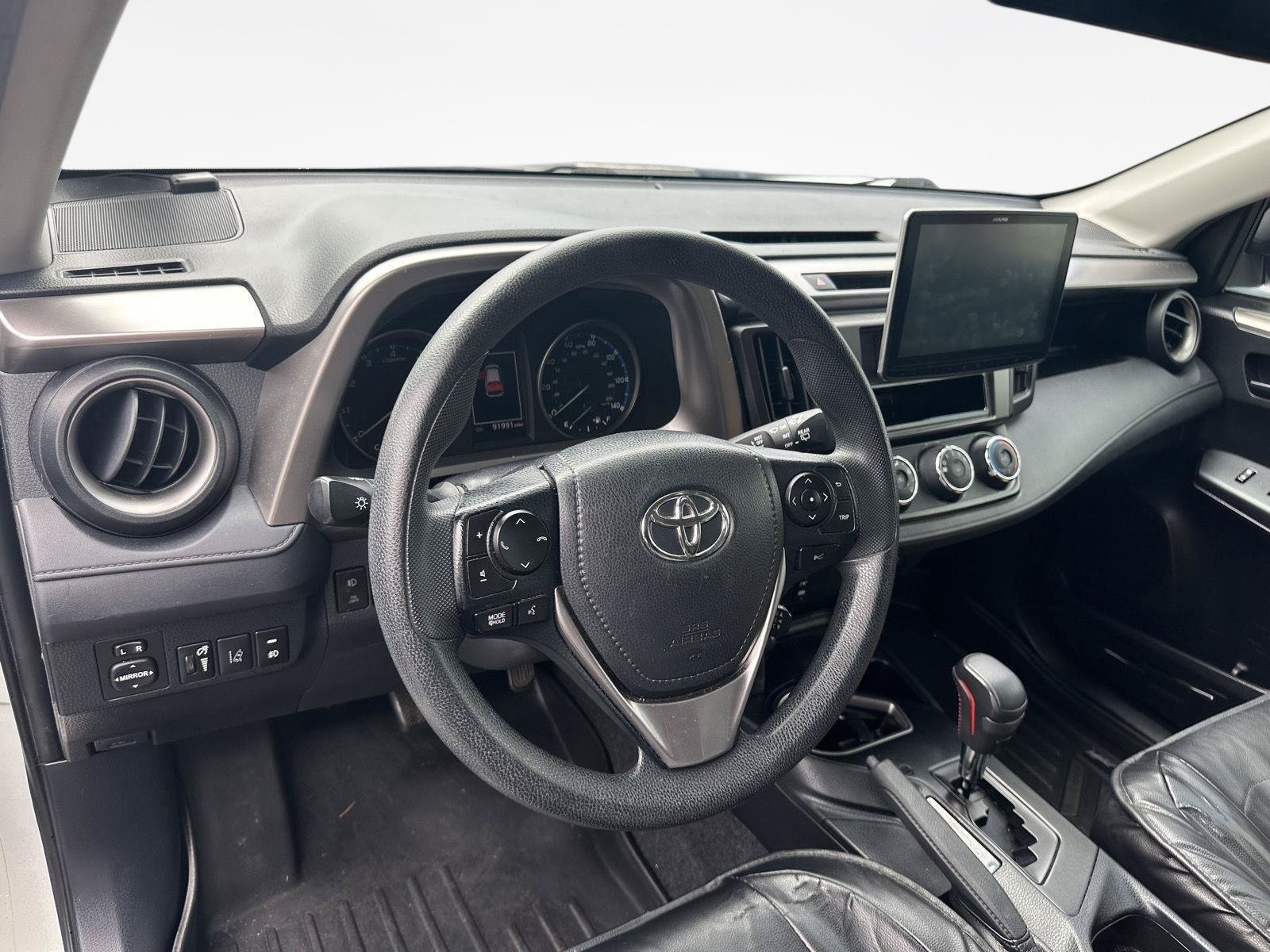 Used 2018 Toyota RAV4 LE FWD image 9