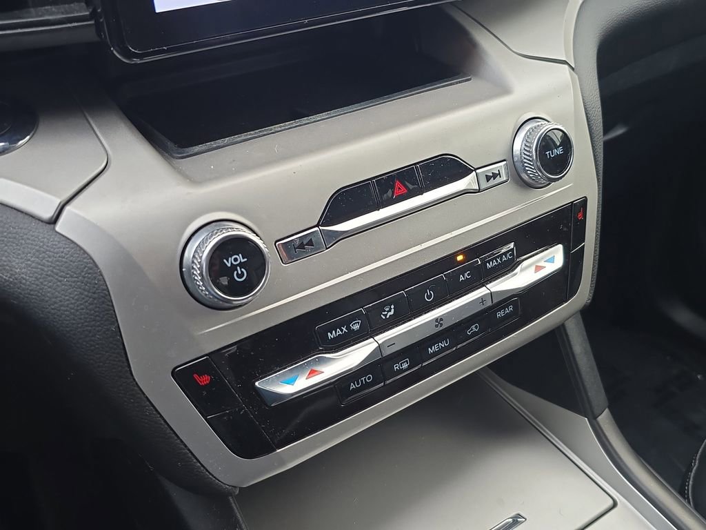 Used 2022 Ford Explorer XLT image 25