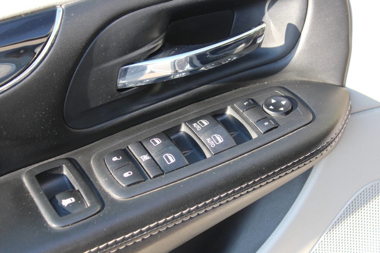 Used 2018 Dodge Grand Caravan SXT image 10