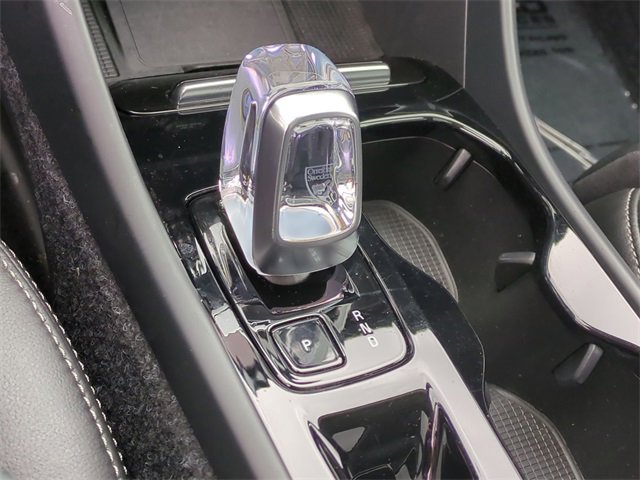 Used 2025 Volvo XC40 B5 Plus image 13