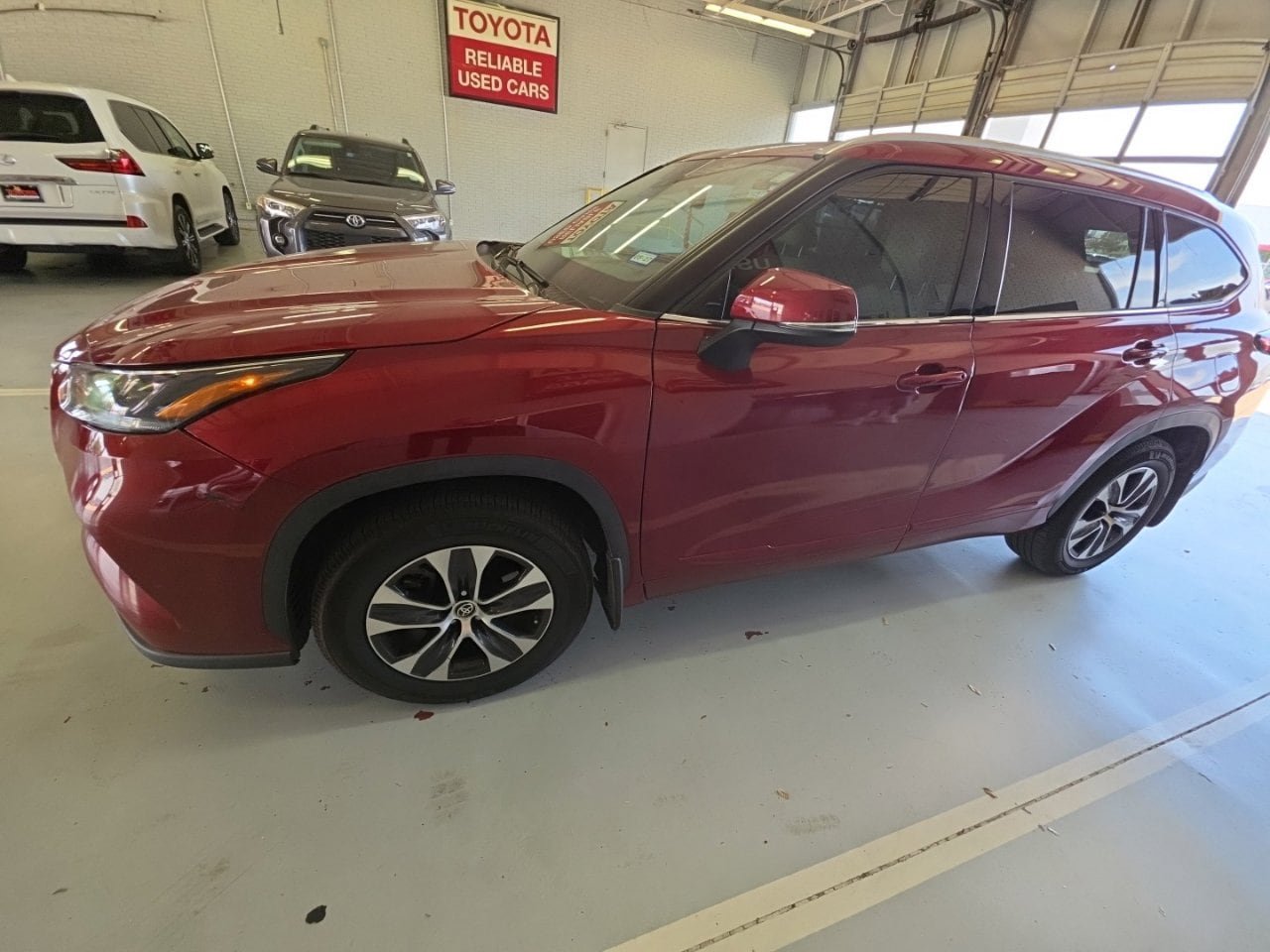 Used 2021 Toyota Highlander XLE FWD image 1
