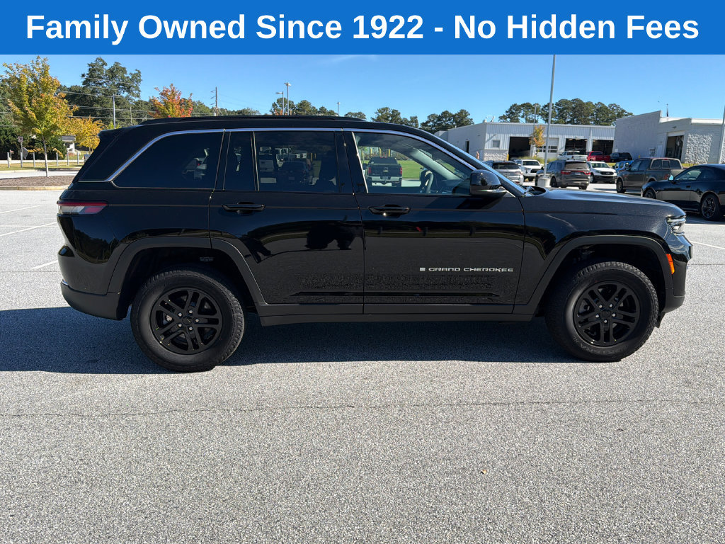 Used 2025 Jeep Grand Cherokee Laredo AWD/4WD image 8