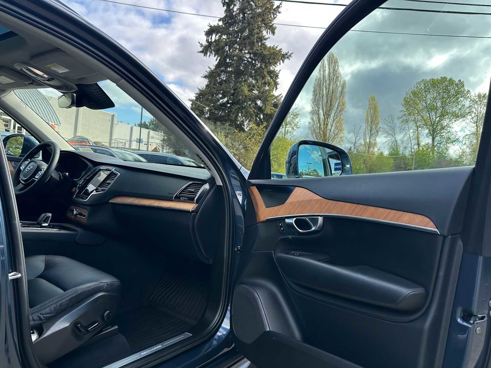 Certified 2023 Volvo XC90 T8 Plus AWD/4WD image 12
