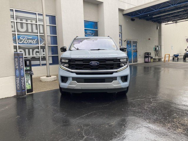 Certified 2025 Ford Expedition Max Platinum w/ Driver's Package AWD/4WD image 3