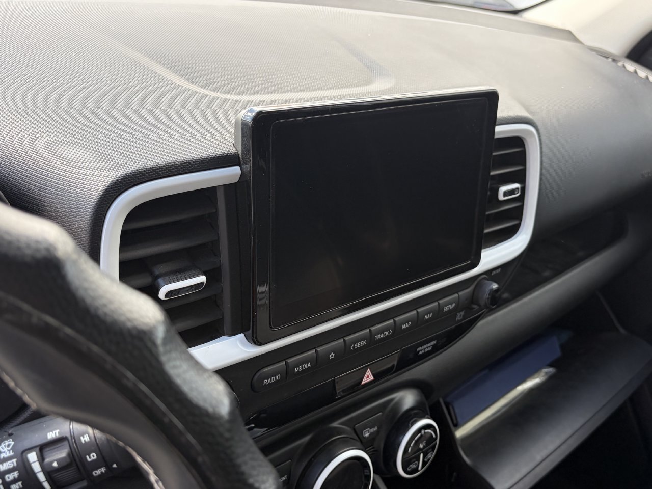 Used 2024 Hyundai Venue Limited FWD image 11