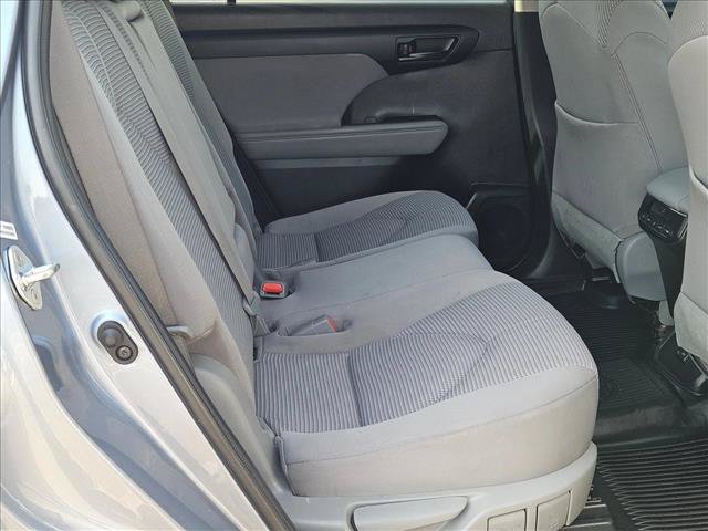 Used 2022 Toyota Highlander LE AWD/4WD image 19