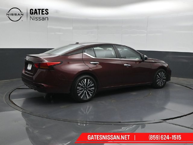 Used 2025 Nissan Altima 2.5 SV FWD image 2