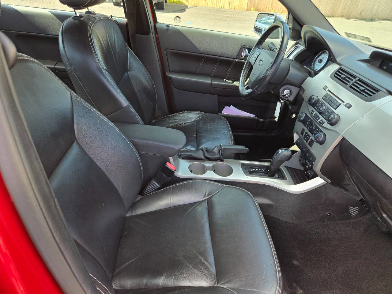 Used 2010 Ford Focus SEL image 26