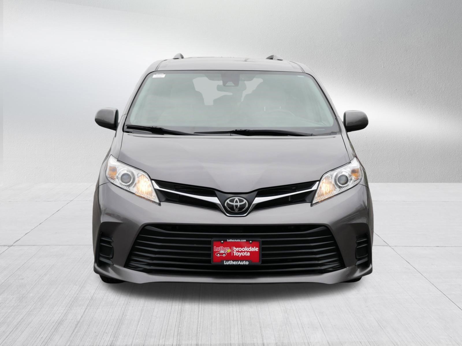 Used 2019 Toyota Sienna LE FWD image 2